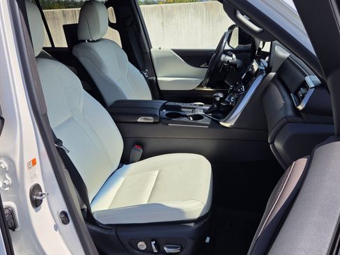 Used 2023 Lexus LX 600 4WD w/ Luxury Package image 17