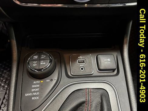 Used 2022 Jeep Cherokee Trailhawk image 16