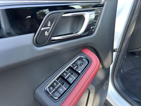 Certified 2025 Porsche Macan image 9