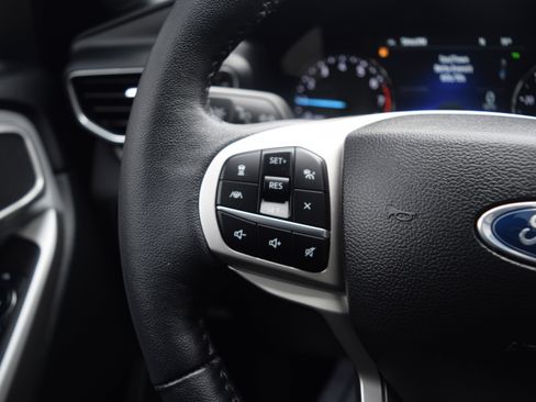 Used 2023 Ford Explorer XLT w/ Equipment Group 202A image 6