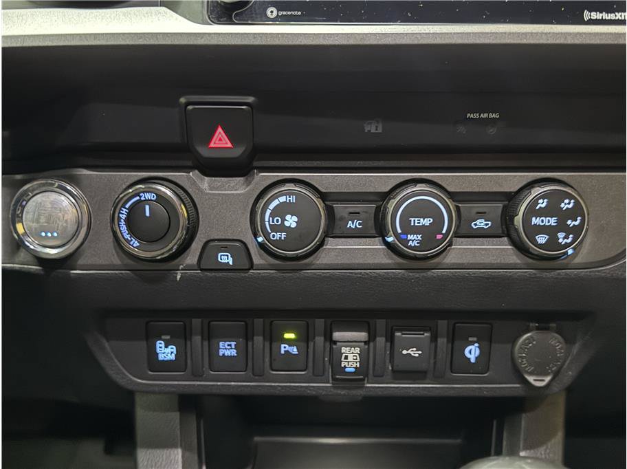 Used 2020 Toyota Tacoma TRD Off-Road w/ Technology Package AWD/4WD image 17