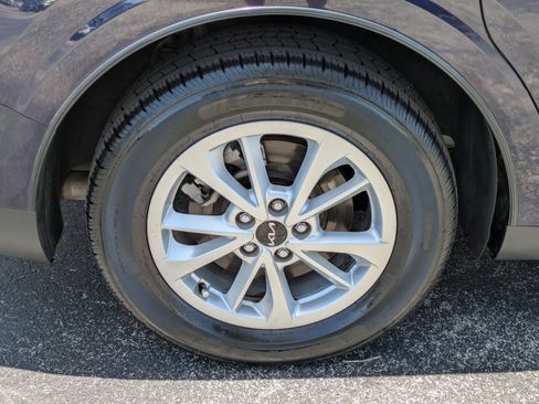 Certified 2022 Kia Carnival LX FWD image 9