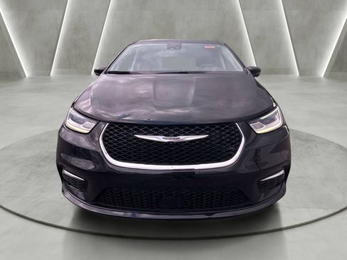 Used 2023 Chrysler Pacifica Touring-L FWD image 8
