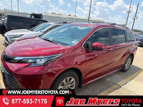 Used 2025 Toyota Sienna XLE FWD image 1