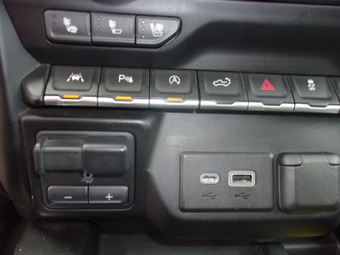 Used 2019 Chevrolet Silverado 1500 High Country w/ Technology Package AWD/4WD image 25