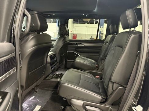 New 2025 Jeep Wagoneer Series III w/ Premium Group I image 21