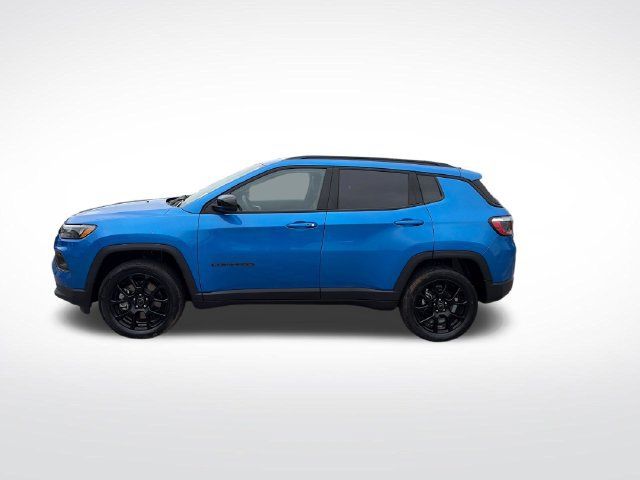 Used 2026 Jeep Compass Latitude AWD/4WD image 2
