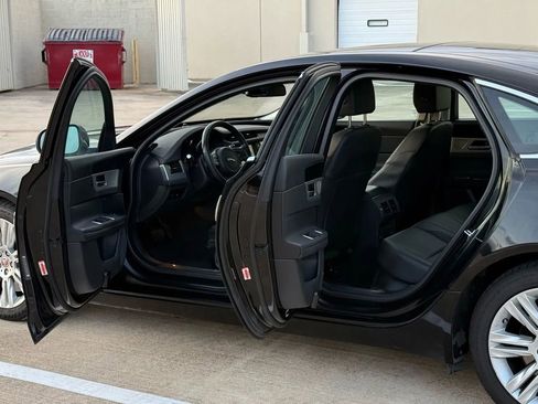 Used 2017 Jaguar XF Premium image 11