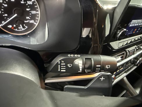 Used 2025 Nissan Pathfinder SL AWD/4WD image 40