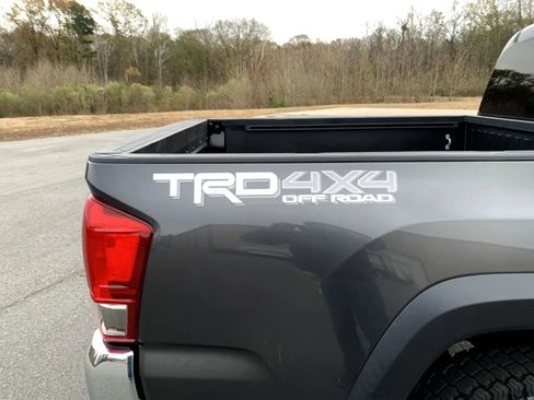 Used 2017 Toyota Tacoma 4x4 Double Cab image 9