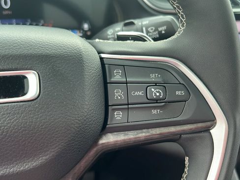 Used 2024 Jeep Grand Cherokee L Limited w/ Luxury Tech Group II image 19