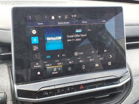 Used 2025 Jeep Compass Latitude image 8