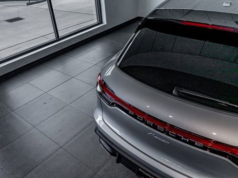 Used 2025 Porsche Macan image 34