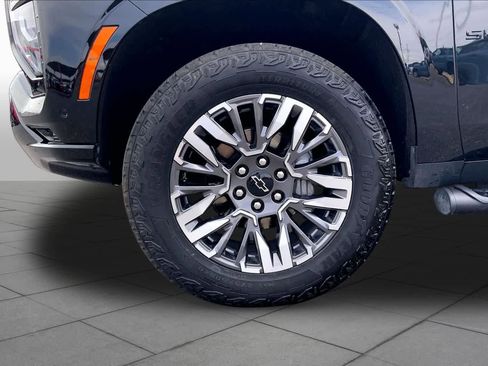 Used 2025 Chevrolet Suburban Z71 AWD/4WD image 11