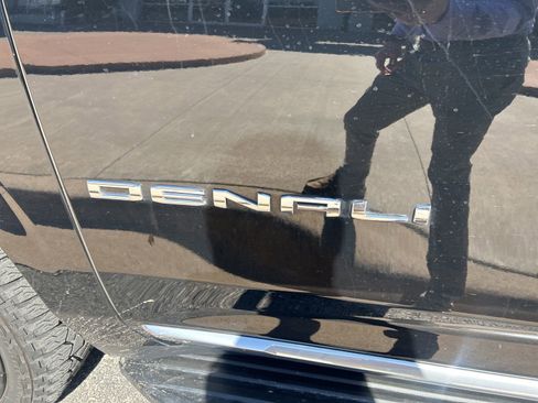 Used 2024 GMC Yukon Denali w/ Advanced Technology Package image 9