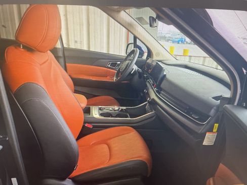 Used 2026 Kia Carnival EX image 7