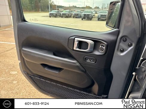 Used 2020 Jeep Wrangler Unlimited Sahara image 23