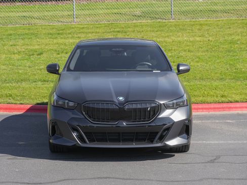Used 2024 BMW i5 eDrive40i w/ Executive Package RWD image 3