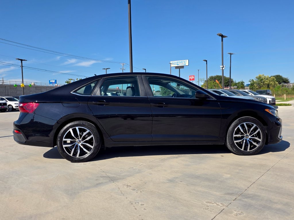 Used 2025 Volkswagen Jetta SE FWD image 12