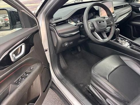 Used 2025 Jeep Compass Trailhawk AWD/4WD image 13