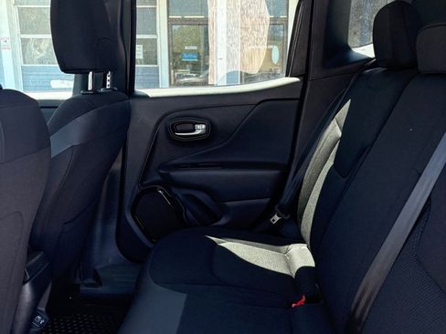 Used 2018 Jeep Renegade Altitude FWD image 11