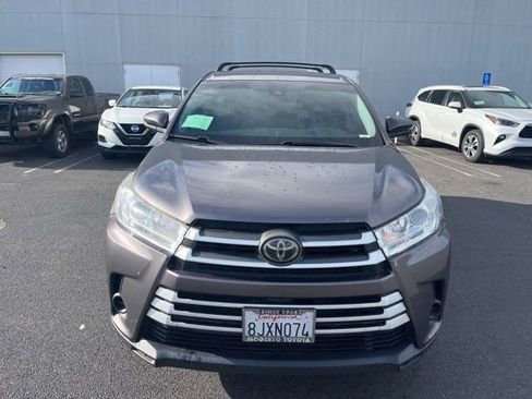 Used 2019 Toyota Highlander LE w/ Carpet Mat Package (TMS) FWD image 2