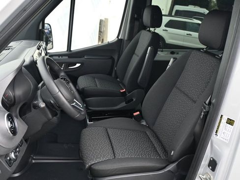 Used 2022 Mercedes-Benz Sprinter 2500 image 15