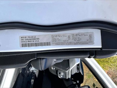 Used 2025 Jeep Grand Cherokee Laredo w/ Luxury Tech Group I image 34