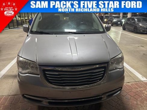 Used 2016 Chrysler Town & Country Touring image 2