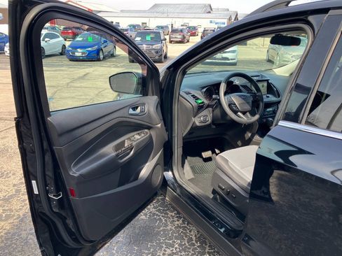 Used 2017 Ford Escape SE w/ Equipment Group 201A image 9
