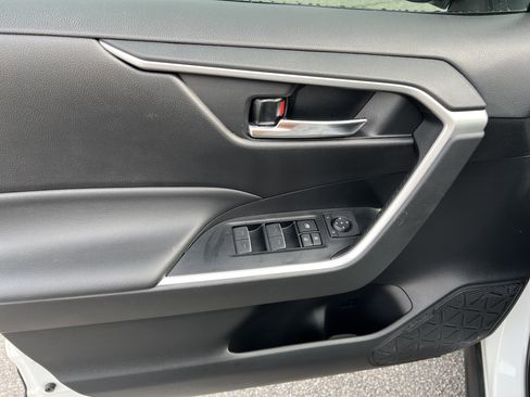 Used 2022 Toyota RAV4 XLE image 22