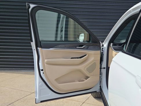 Used 2025 Jeep Grand Cherokee Limited image 6