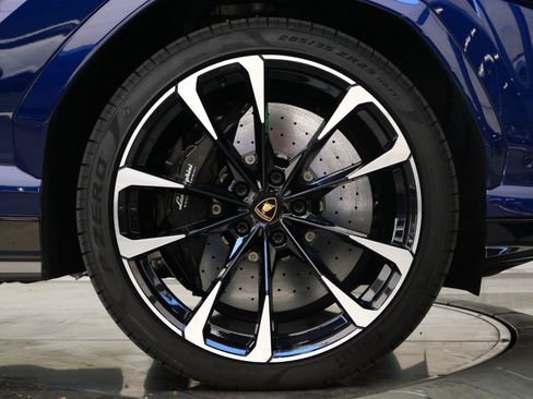 Used 2022 Lamborghini Urus AWD/4WD image 45