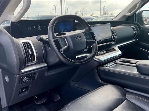 Used 2025 Ford Expedition Platinum image 16