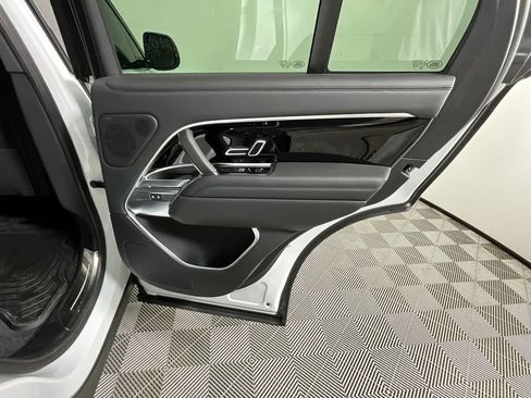 Used 2025 Land Rover Range Rover SE image 24