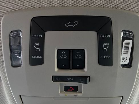 Used 2025 Toyota Sienna XLE FWD image 20