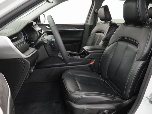 Used 2023 Jeep Grand Cherokee Limited w/ Black Appearance Package image 15