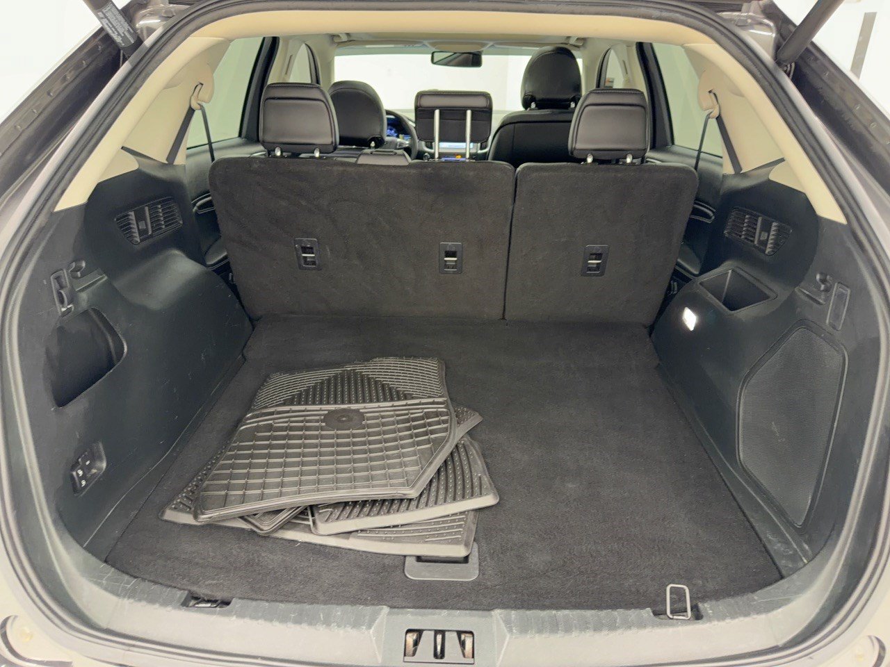 Used 2019 Ford Edge Titanium w/ Equipment Group 301A FWD image 28