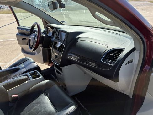 Used 2014 Chrysler Town & Country Touring-L w/ Driver Convenience Group image 15