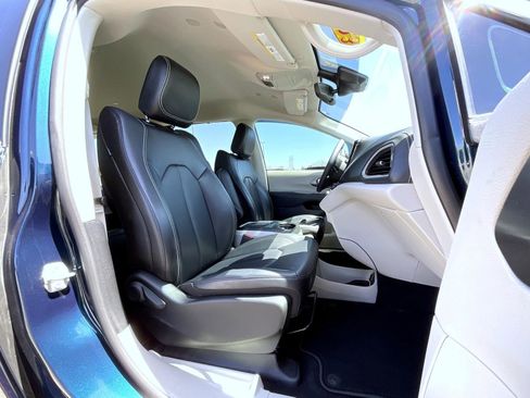 Used 2023 Chrysler Pacifica Touring-L AWD/4WD image 15