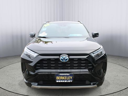 Used 2022 Toyota RAV4 SE image 3