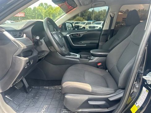 Used 2021 Toyota RAV4 LE FWD image 8