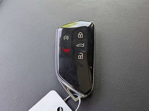 Used 2025 Volkswagen Atlas SEL AWD/4WD image 32
