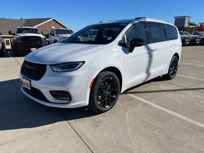 New 2026 Chrysler Pacifica Limited w/ Uconnect Theater Family Group