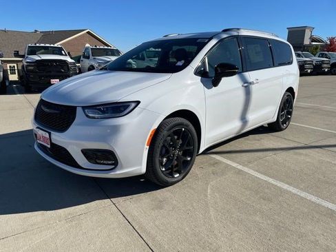 New 2026 Chrysler Pacifica Limited w/ Uconnect Theater Family Group AWD/4WD image 1