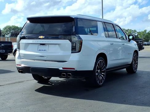 Used 2025 Chevrolet Suburban High Country AWD/4WD image 4