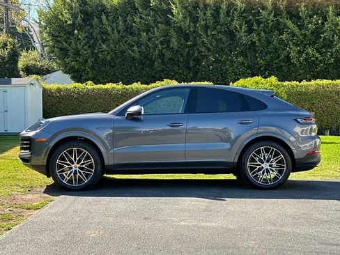 Certified 2025 Porsche Cayenne Coupe AWD/4WD image 2