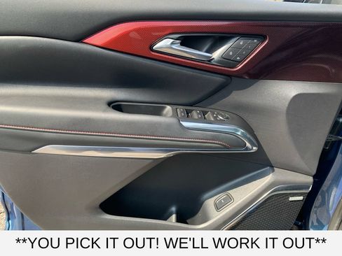 Used 2025 Chevrolet Traverse RS FWD image 11