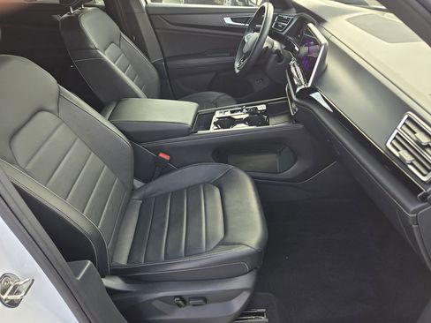 Used 2024 Volkswagen Atlas Cross Sport SEL R-Line image 19