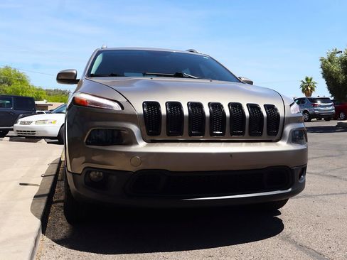 Used 2017 Jeep Cherokee Latitude w/ Comfort/Convenience Group image 18